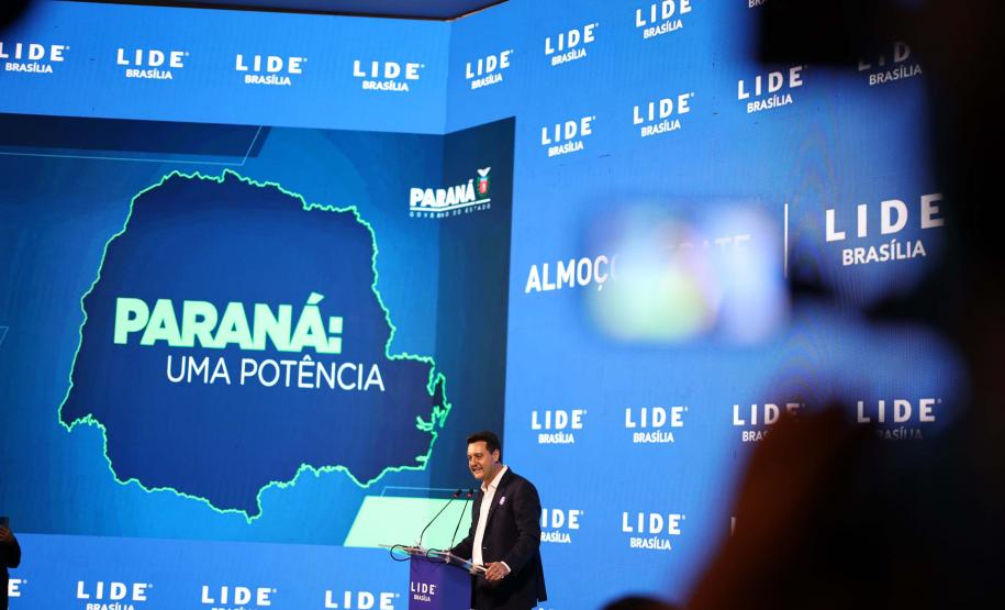 O governador Carlos Massa Ratinho Junior destacou os avanços que o Paraná alcançou nos últimos anos em diferentes áreas em um encontro empresários nesta terça-feira (25), em Brasília. Foto: Jonathan Campos/AEN