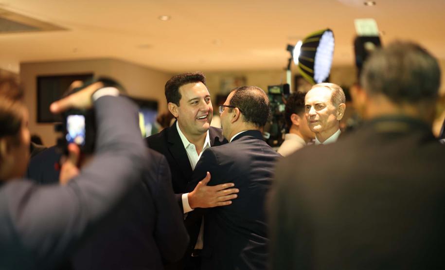 O governador Carlos Massa Ratinho Junior destacou os avanços que o Paraná alcançou nos últimos anos em diferentes áreas em um encontro empresários nesta terça-feira (25), em Brasília. Foto: Jonathan Campos/AEN