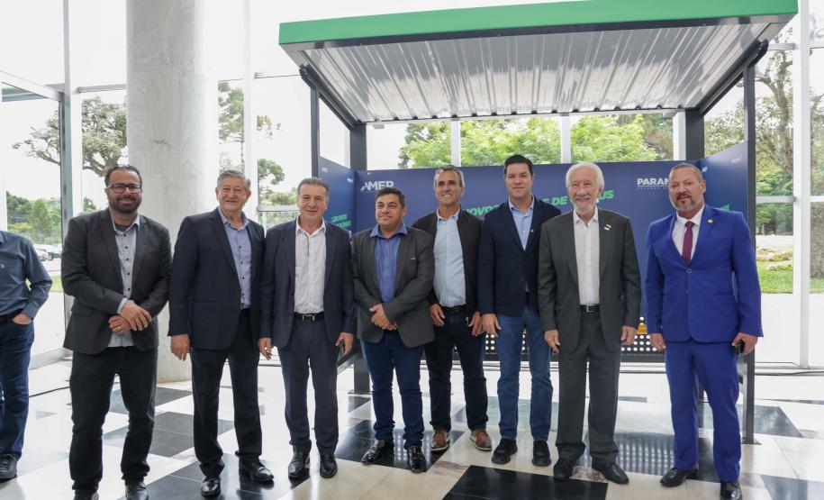 Trinta municípios paranaenses vão receber 1.200 novos abrigos de pontos de ônibus adquiridos pelo Governo do Estado por meio da Agência de Assuntos Metropolitanos do Paraná (Amep). O anúncio foi feito nesta terça-feira (22) pelo governador em exercício Darci Piana e envolve investimentos de R$ 7,4 milhões do orçamento estadual e de outros R$ 3,1 milhões de emendas indicadas por deputados estaduais.