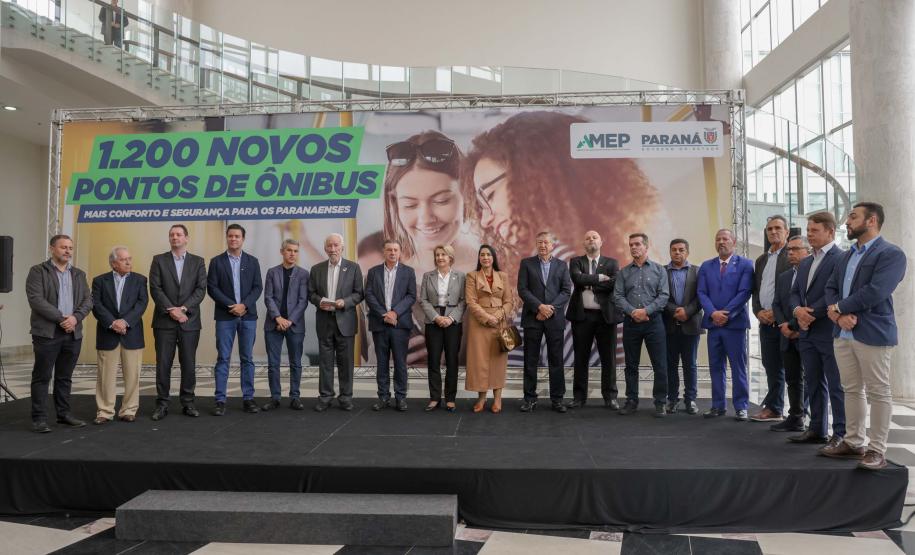 Trinta municípios paranaenses vão receber 1.200 novos abrigos de pontos de ônibus adquiridos pelo Governo do Estado por meio da Agência de Assuntos Metropolitanos do Paraná (Amep). O anúncio foi feito nesta terça-feira (22) pelo governador em exercício Darci Piana e envolve investimentos de R$ 7,4 milhões do orçamento estadual e de outros R$ 3,1 milhões de emendas indicadas por deputados estaduais.