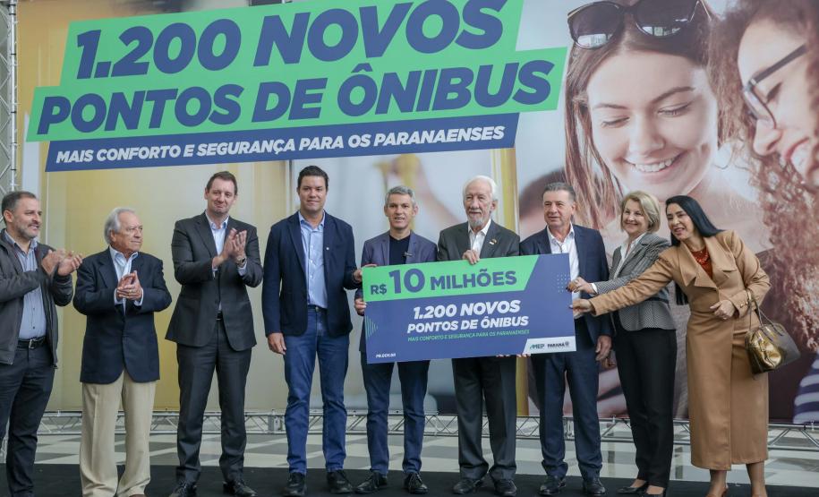 Trinta municípios paranaenses vão receber 1.200 novos abrigos de pontos de ônibus adquiridos pelo Governo do Estado por meio da Agência de Assuntos Metropolitanos do Paraná (Amep). O anúncio foi feito nesta terça-feira (22) pelo governador em exercício Darci Piana e envolve investimentos de R$ 7,4 milhões do orçamento estadual e de outros R$ 3,1 milhões de emendas indicadas por deputados estaduais.
