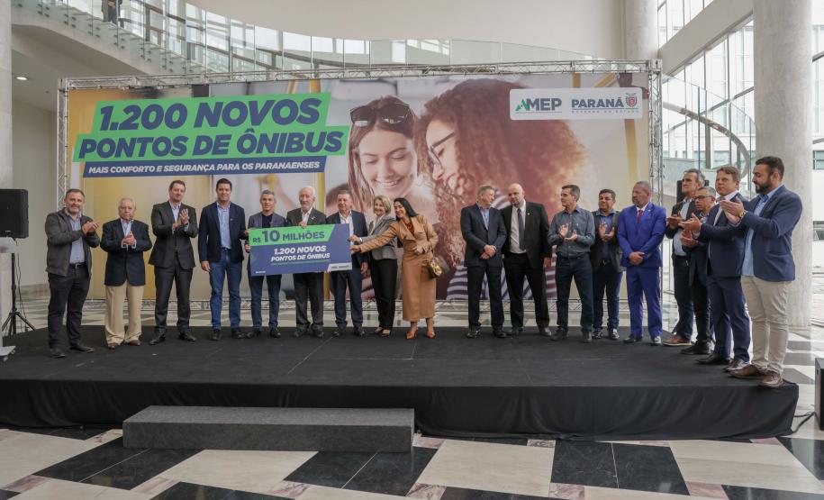 Trinta municípios paranaenses vão receber 1.200 novos abrigos de pontos de ônibus adquiridos pelo Governo do Estado por meio da Agência de Assuntos Metropolitanos do Paraná (Amep). O anúncio foi feito nesta terça-feira (22) pelo governador em exercício Darci Piana e envolve investimentos de R$ 7,4 milhões do orçamento estadual e de outros R$ 3,1 milhões de emendas indicadas por deputados estaduais.