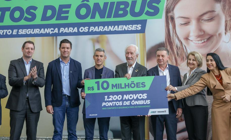 Trinta municípios paranaenses vão receber 1.200 novos abrigos de pontos de ônibus adquiridos pelo Governo do Estado por meio da Agência de Assuntos Metropolitanos do Paraná (Amep). O anúncio foi feito nesta terça-feira (22) pelo governador em exercício Darci Piana e envolve investimentos de R$ 7,4 milhões do orçamento estadual e de outros R$ 3,1 milhões de emendas indicadas por deputados estaduais.