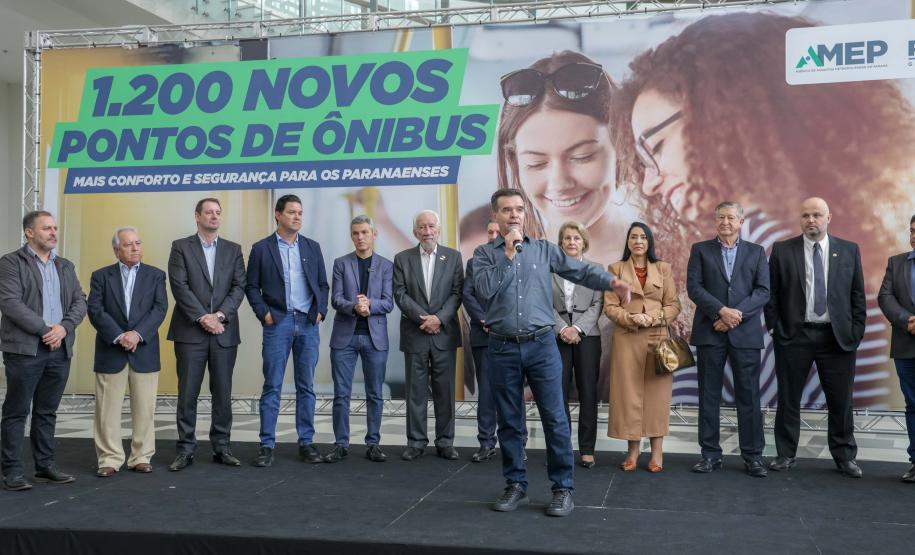 Trinta municípios paranaenses vão receber 1.200 novos abrigos de pontos de ônibus adquiridos pelo Governo do Estado por meio da Agência de Assuntos Metropolitanos do Paraná (Amep). O anúncio foi feito nesta terça-feira (22) pelo governador em exercício Darci Piana e envolve investimentos de R$ 7,4 milhões do orçamento estadual e de outros R$ 3,1 milhões de emendas indicadas por deputados estaduais.