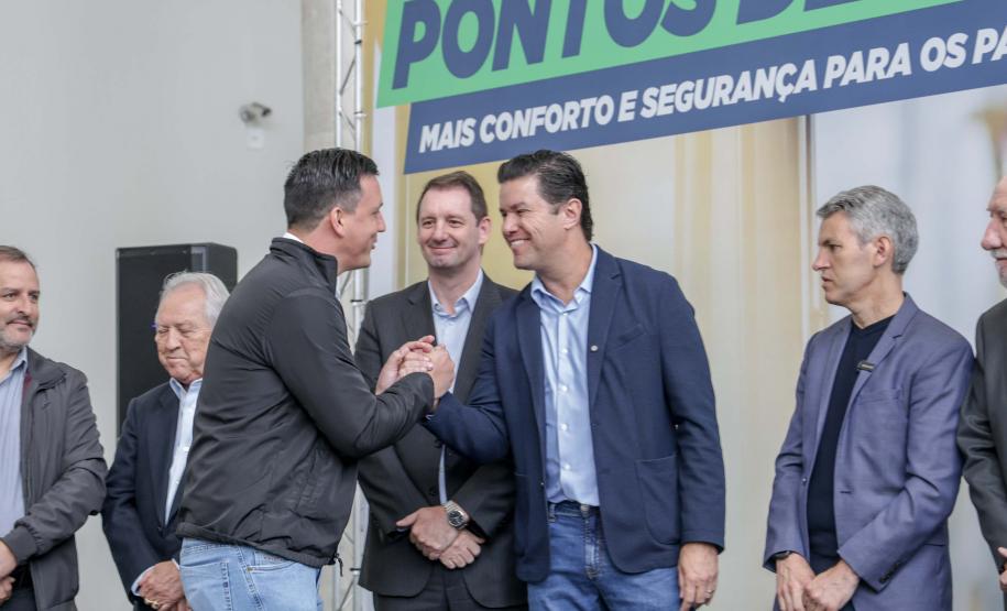 Trinta municípios paranaenses vão receber 1.200 novos abrigos de pontos de ônibus adquiridos pelo Governo do Estado por meio da Agência de Assuntos Metropolitanos do Paraná (Amep). O anúncio foi feito nesta terça-feira (22) pelo governador em exercício Darci Piana e envolve investimentos de R$ 7,4 milhões do orçamento estadual e de outros R$ 3,1 milhões de emendas indicadas por deputados estaduais.