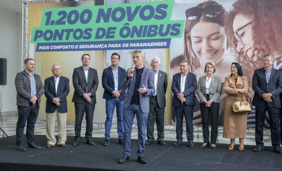 Trinta municípios paranaenses vão receber 1.200 novos abrigos de pontos de ônibus adquiridos pelo Governo do Estado por meio da Agência de Assuntos Metropolitanos do Paraná (Amep). O anúncio foi feito nesta terça-feira (22) pelo governador em exercício Darci Piana e envolve investimentos de R$ 7,4 milhões do orçamento estadual e de outros R$ 3,1 milhões de emendas indicadas por deputados estaduais.