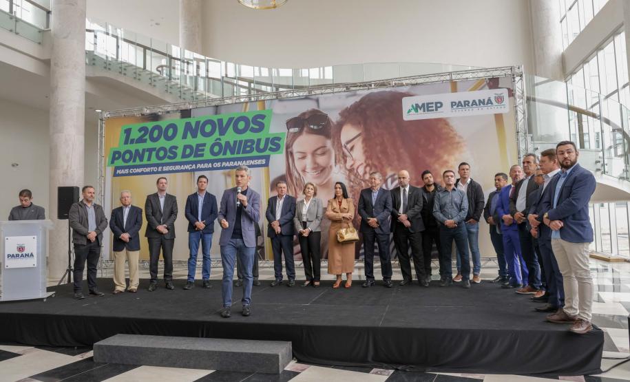 Trinta municípios paranaenses vão receber 1.200 novos abrigos de pontos de ônibus adquiridos pelo Governo do Estado por meio da Agência de Assuntos Metropolitanos do Paraná (Amep). O anúncio foi feito nesta terça-feira (22) pelo governador em exercício Darci Piana e envolve investimentos de R$ 7,4 milhões do orçamento estadual e de outros R$ 3,1 milhões de emendas indicadas por deputados estaduais.