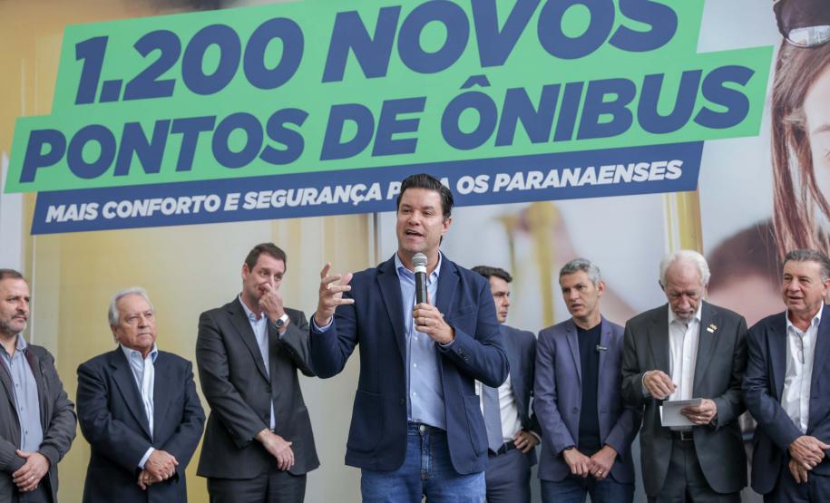 Trinta municípios paranaenses vão receber 1.200 novos abrigos de pontos de ônibus adquiridos pelo Governo do Estado por meio da Agência de Assuntos Metropolitanos do Paraná (Amep). O anúncio foi feito nesta terça-feira (22) pelo governador em exercício Darci Piana e envolve investimentos de R$ 7,4 milhões do orçamento estadual e de outros R$ 3,1 milhões de emendas indicadas por deputados estaduais.