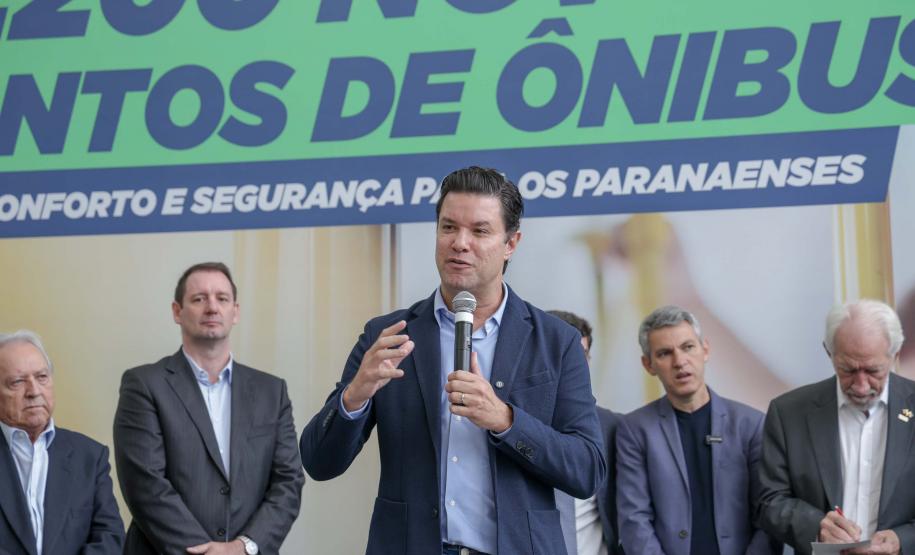 Trinta municípios paranaenses vão receber 1.200 novos abrigos de pontos de ônibus adquiridos pelo Governo do Estado por meio da Agência de Assuntos Metropolitanos do Paraná (Amep). O anúncio foi feito nesta terça-feira (22) pelo governador em exercício Darci Piana e envolve investimentos de R$ 7,4 milhões do orçamento estadual e de outros R$ 3,1 milhões de emendas indicadas por deputados estaduais.