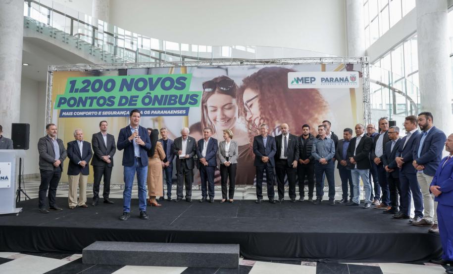 Trinta municípios paranaenses vão receber 1.200 novos abrigos de pontos de ônibus adquiridos pelo Governo do Estado por meio da Agência de Assuntos Metropolitanos do Paraná (Amep). O anúncio foi feito nesta terça-feira (22) pelo governador em exercício Darci Piana e envolve investimentos de R$ 7,4 milhões do orçamento estadual e de outros R$ 3,1 milhões de emendas indicadas por deputados estaduais.