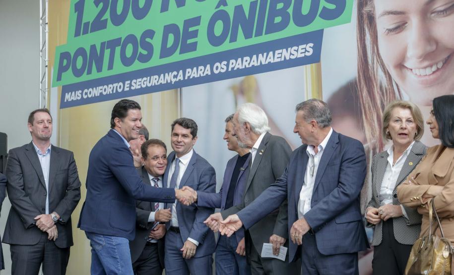 Trinta municípios paranaenses vão receber 1.200 novos abrigos de pontos de ônibus adquiridos pelo Governo do Estado por meio da Agência de Assuntos Metropolitanos do Paraná (Amep). O anúncio foi feito nesta terça-feira (22) pelo governador em exercício Darci Piana e envolve investimentos de R$ 7,4 milhões do orçamento estadual e de outros R$ 3,1 milhões de emendas indicadas por deputados estaduais.