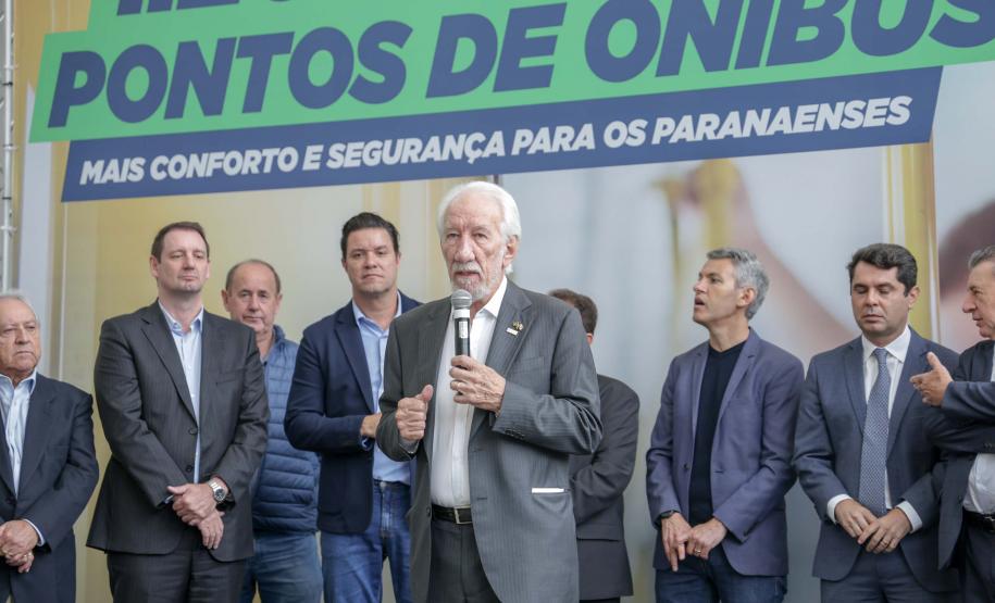 Trinta municípios paranaenses vão receber 1.200 novos abrigos de pontos de ônibus adquiridos pelo Governo do Estado por meio da Agência de Assuntos Metropolitanos do Paraná (Amep). O anúncio foi feito nesta terça-feira (22) pelo governador em exercício Darci Piana e envolve investimentos de R$ 7,4 milhões do orçamento estadual e de outros R$ 3,1 milhões de emendas indicadas por deputados estaduais.