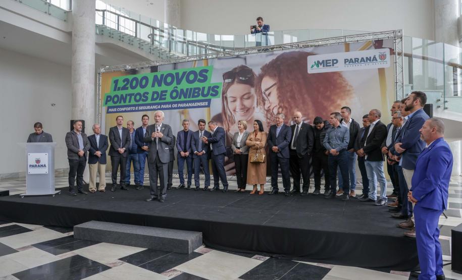Trinta municípios paranaenses vão receber 1.200 novos abrigos de pontos de ônibus adquiridos pelo Governo do Estado por meio da Agência de Assuntos Metropolitanos do Paraná (Amep). O anúncio foi feito nesta terça-feira (22) pelo governador em exercício Darci Piana e envolve investimentos de R$ 7,4 milhões do orçamento estadual e de outros R$ 3,1 milhões de emendas indicadas por deputados estaduais.