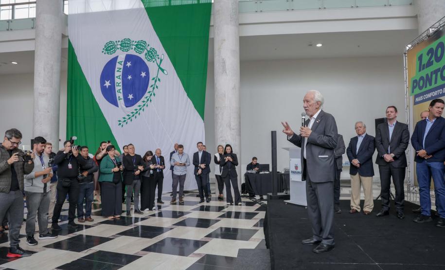 Trinta municípios paranaenses vão receber 1.200 novos abrigos de pontos de ônibus adquiridos pelo Governo do Estado por meio da Agência de Assuntos Metropolitanos do Paraná (Amep). O anúncio foi feito nesta terça-feira (22) pelo governador em exercício Darci Piana e envolve investimentos de R$ 7,4 milhões do orçamento estadual e de outros R$ 3,1 milhões de emendas indicadas por deputados estaduais.