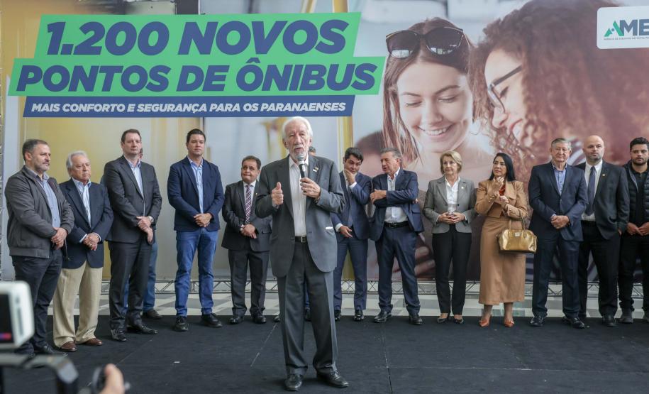 Trinta municípios paranaenses vão receber 1.200 novos abrigos de pontos de ônibus adquiridos pelo Governo do Estado por meio da Agência de Assuntos Metropolitanos do Paraná (Amep). O anúncio foi feito nesta terça-feira (22) pelo governador em exercício Darci Piana e envolve investimentos de R$ 7,4 milhões do orçamento estadual e de outros R$ 3,1 milhões de emendas indicadas por deputados estaduais.