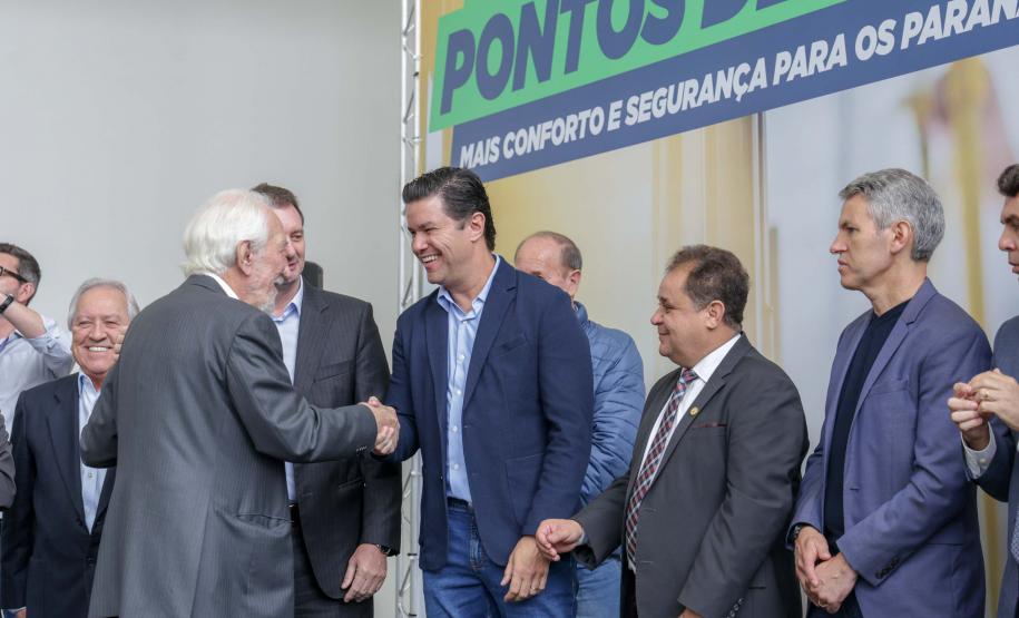 Trinta municípios paranaenses vão receber 1.200 novos abrigos de pontos de ônibus adquiridos pelo Governo do Estado por meio da Agência de Assuntos Metropolitanos do Paraná (Amep). O anúncio foi feito nesta terça-feira (22) pelo governador em exercício Darci Piana e envolve investimentos de R$ 7,4 milhões do orçamento estadual e de outros R$ 3,1 milhões de emendas indicadas por deputados estaduais.