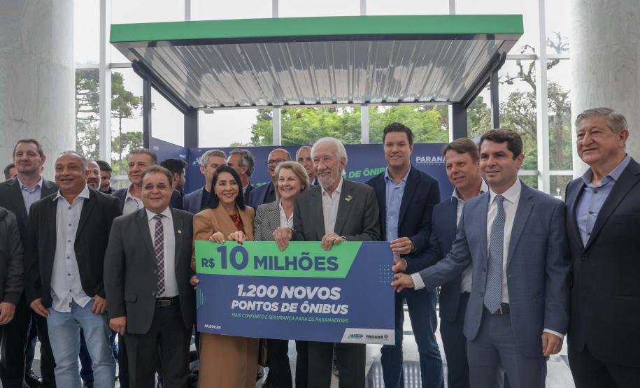 Trinta municípios paranaenses vão receber 1.200 novos abrigos de pontos de ônibus adquiridos pelo Governo do Estado por meio da Agência de Assuntos Metropolitanos do Paraná (Amep). O anúncio foi feito nesta terça-feira (22) pelo governador em exercício Darci Piana e envolve investimentos de R$ 7,4 milhões do orçamento estadual e de outros R$ 3,1 milhões de emendas indicadas por deputados estaduais.