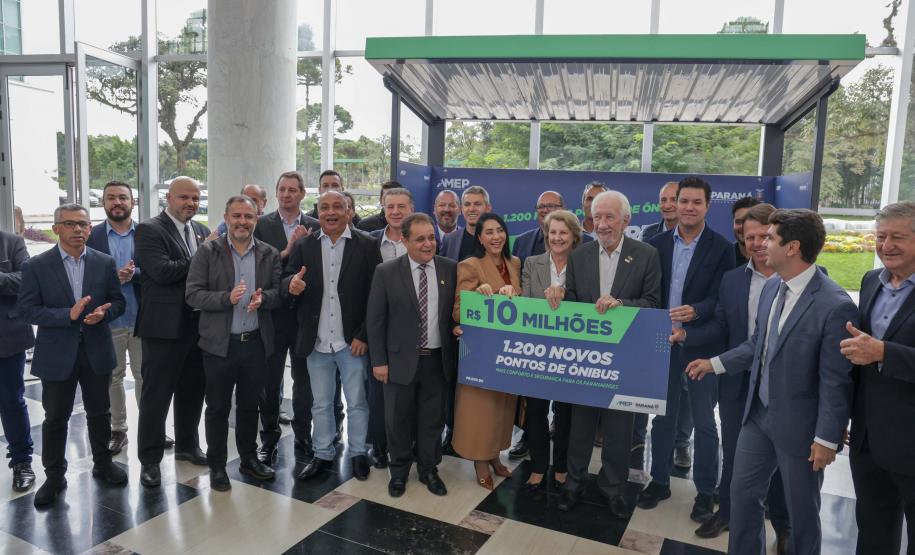 Trinta municípios paranaenses vão receber 1.200 novos abrigos de pontos de ônibus adquiridos pelo Governo do Estado por meio da Agência de Assuntos Metropolitanos do Paraná (Amep). O anúncio foi feito nesta terça-feira (22) pelo governador em exercício Darci Piana e envolve investimentos de R$ 7,4 milhões do orçamento estadual e de outros R$ 3,1 milhões de emendas indicadas por deputados estaduais.
