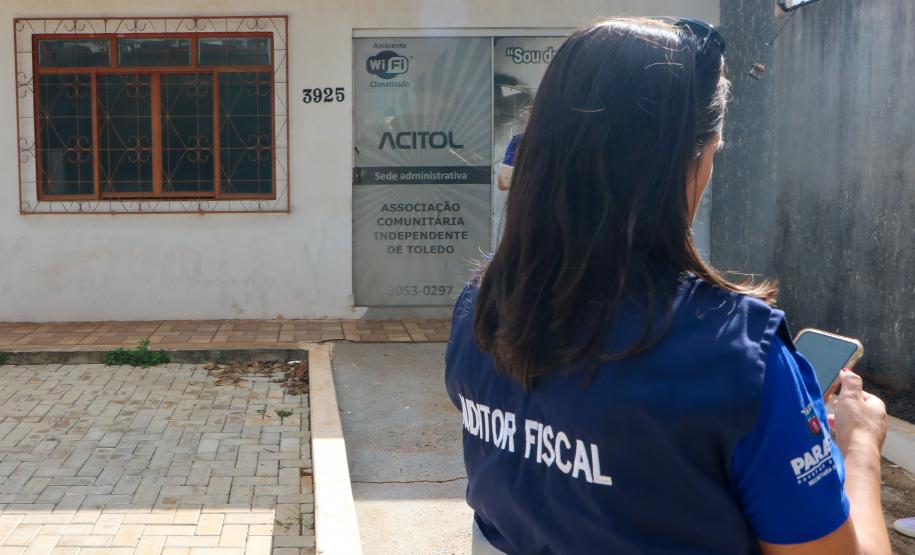 O Governo do Estado fará um pente-fino no programa Nota Paraná para combater eventuais irregulares cometidas por entidades sociais beneficiadas com a doação de notas fiscais. Marta Gambini , Auditora Fiscal da Receita do Estado do Paraná, responsável pela Nota Paraná realizada fiscalizacao na regiao oeste do estado do Parana.