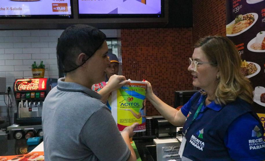 O Governo do Estado fará um pente-fino no programa Nota Paraná para combater eventuais irregulares cometidas por entidades sociais beneficiadas com a doação de notas fiscais. Marta Gambini , Auditora Fiscal da Receita do Estado do Paraná, responsável pela Nota Paraná realizada fiscalizacao na regiao oeste do estado do Parana.