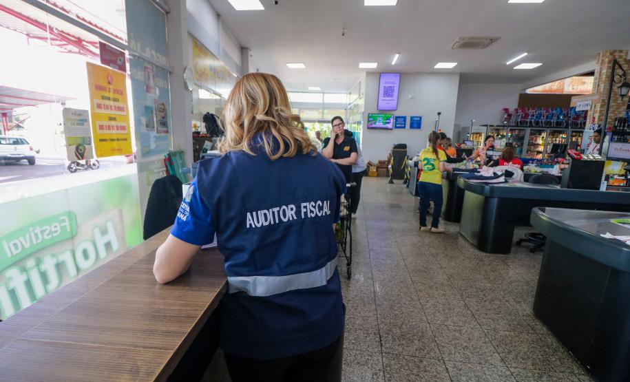 O Governo do Estado fará um pente-fino no programa Nota Paraná para combater eventuais irregulares cometidas por entidades sociais beneficiadas com a doação de notas fiscais. Marta Gambini , Auditora Fiscal da Receita do Estado do Paraná, responsável pela Nota Paraná realizada fiscalizacao na regiao oeste do estado do Parana.