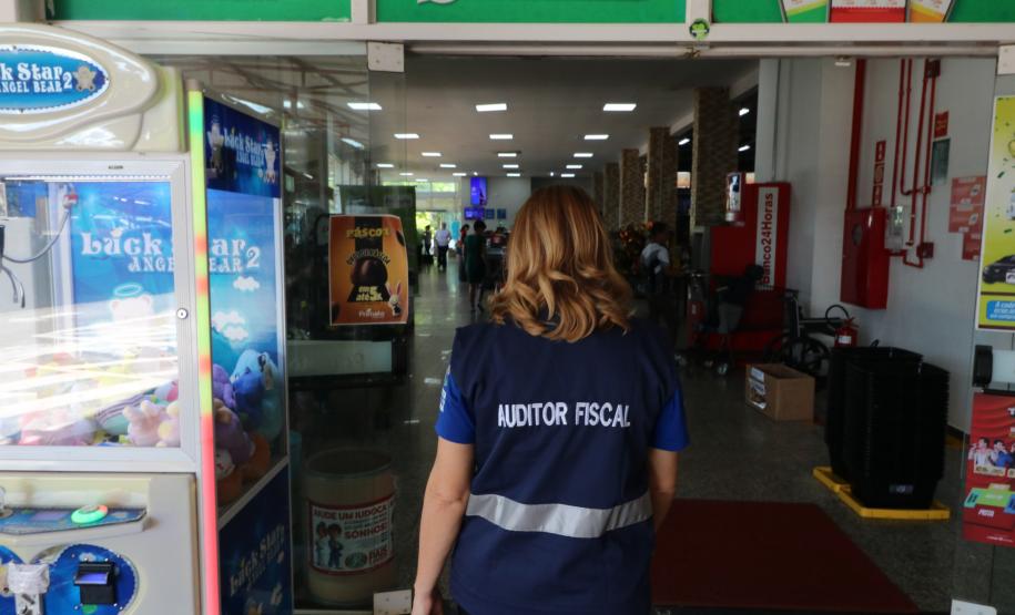 O Governo do Estado fará um pente-fino no programa Nota Paraná para combater eventuais irregulares cometidas por entidades sociais beneficiadas com a doação de notas fiscais. Marta Gambini , Auditora Fiscal da Receita do Estado do Paraná, responsável pela Nota Paraná realizada fiscalizacao na regiao oeste do estado do Parana.