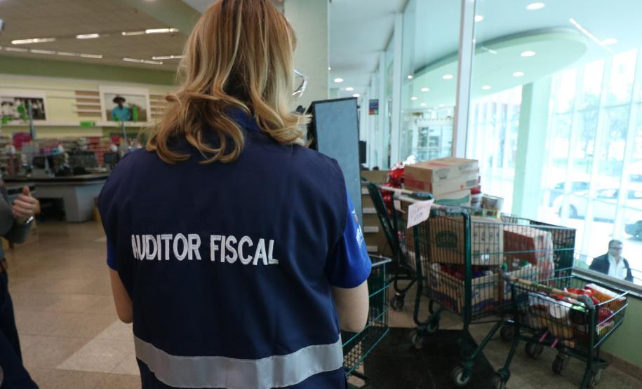 O Governo do Estado fará um pente-fino no programa Nota Paraná para combater eventuais irregulares cometidas por entidades sociais beneficiadas com a doação de notas fiscais. Marta Gambini , Auditora Fiscal da Receita do Estado do Paraná, responsável pela Nota Paraná realizada fiscalizacao na regiao oeste do estado do Parana.