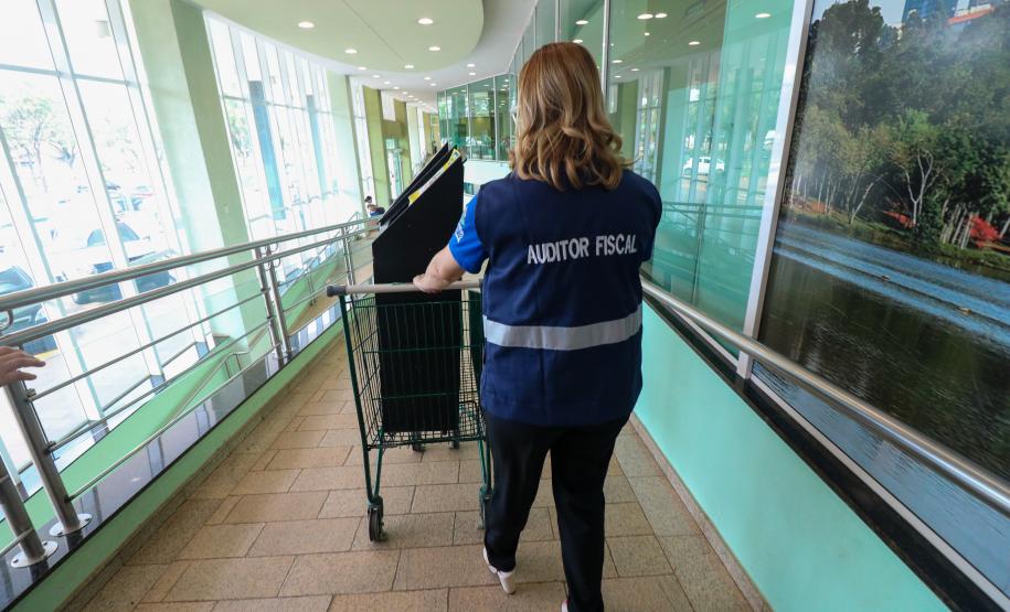 O Governo do Estado fará um pente-fino no programa Nota Paraná para combater eventuais irregulares cometidas por entidades sociais beneficiadas com a doação de notas fiscais. Marta Gambini , Auditora Fiscal da Receita do Estado do Paraná, responsável pela Nota Paraná realizada fiscalizacao na regiao oeste do estado do Parana.