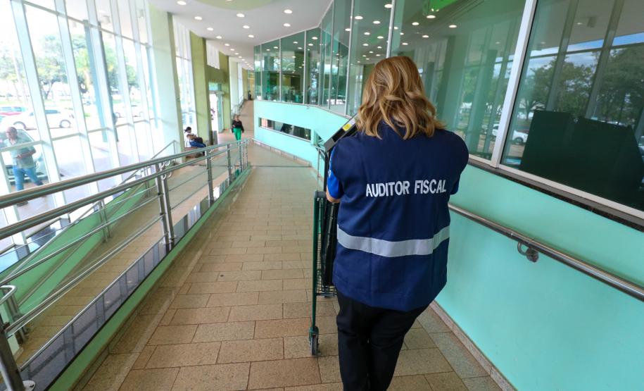 O Governo do Estado fará um pente-fino no programa Nota Paraná para combater eventuais irregulares cometidas por entidades sociais beneficiadas com a doação de notas fiscais. Marta Gambini , Auditora Fiscal da Receita do Estado do Paraná, responsável pela Nota Paraná realizada fiscalizacao na regiao oeste do estado do Parana.