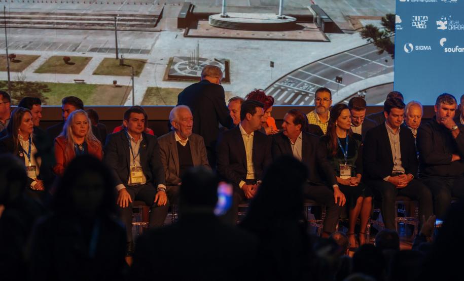 Governador destaca parceria com municípios na posse da nova diretoria da AMP Foto: Geraldo Bubniak/AEN