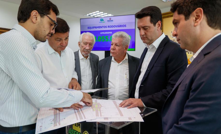 Governador libera R$ 14 milhões para compra de ônibus e caminhões para Umuarama