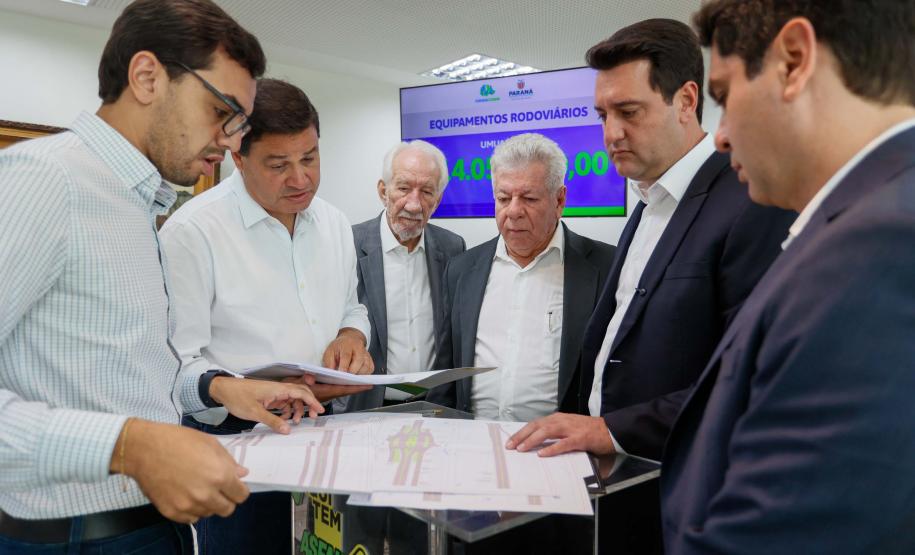 Governador libera R$ 14 milhões para compra de ônibus e caminhões para Umuarama