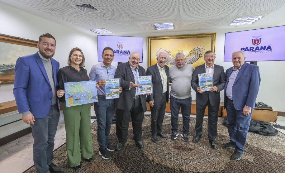Secretário de Estado do Desenvolvimento Sustentável Rafael Greca, Governador em exercício Darci Piana e demais autoridades presentes no evento de assinatura de anuência da Ilha do Mel no Palácio Iguaçu - Curitiba, 07/04/2025. - Foto: Daniel Castellano / SEDEST Foto: Daniel Castellano