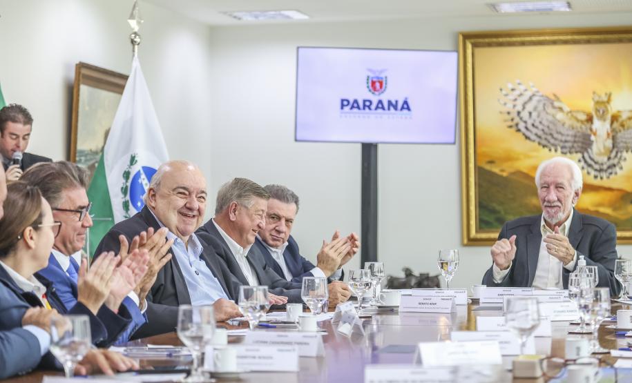 Secretário de Estado do Desenvolvimento Sustentável Rafael Greca presente no evento de assinatura de anuência da Ilha do Mel no Palácio Iguaçu - Curitiba, 07/04/2025. - Foto: Daniel Castellano / SEDEST Foto: Daniel Castellano