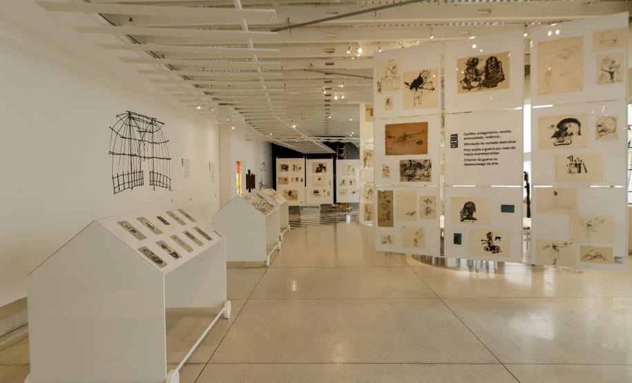 Museu Oscar Niemeyer (MON) - Mediação – Trilhos e Traços – Poty 100 Anos – Na quarta-feira (9), às 15h, o Setor Educativo promove uma mediação na Sala 6, em que está exposta a mostra “Trilhos e Traços – Poty 100 Anos” Foto: Roberto Dziura Jr