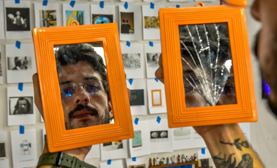 Museu Casa Alfredo Andersen (MCAA) - Residência Artística – O ateliê da Academia Alfredo Andersen torna-se nesta sexta-feira (04) um museu inédito. Como conclusão da residência de João Miguel Santana (Jomi), atual residente artístico do espaço, o ateliê foi transformado no Museu de Arte Contemporânea Departamento dos Espelhos, também chamado de MAC Espelhos, e terá sua inauguração às 19h juntamente com o 1° Mini Festival de Performance, igualmente organizado pelo artista. Foto: Kraw Penas/SEEC-PR