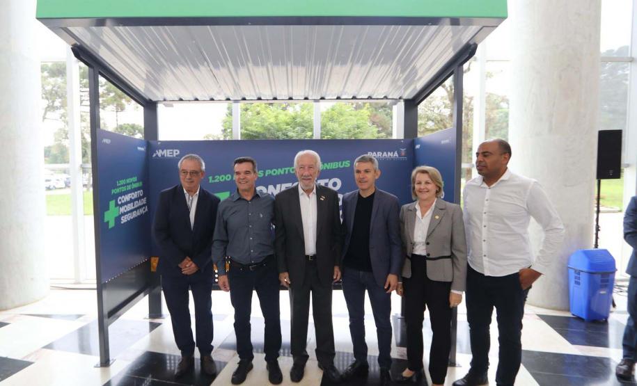 Trinta municípios paranaenses vão receber 1.200 novos abrigos de pontos de ônibus adquiridos pelo Governo do Estado por meio da Agência de Assuntos Metropolitanos do Paraná (Amep). O anúncio foi feito nesta terça-feira (22) pelo governador em exercício Darci Piana e envolve investimentos de R$ 7,4 milhões do orçamento estadual e de outros R$ 3,1 milhões de emendas indicadas por deputados estaduais.