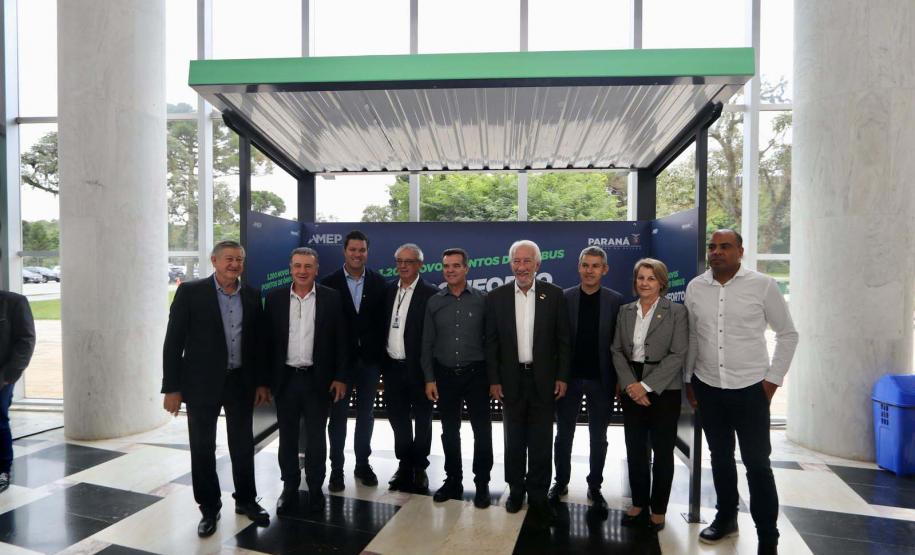 Trinta municípios paranaenses vão receber 1.200 novos abrigos de pontos de ônibus adquiridos pelo Governo do Estado por meio da Agência de Assuntos Metropolitanos do Paraná (Amep). O anúncio foi feito nesta terça-feira (22) pelo governador em exercício Darci Piana e envolve investimentos de R$ 7,4 milhões do orçamento estadual e de outros R$ 3,1 milhões de emendas indicadas por deputados estaduais.