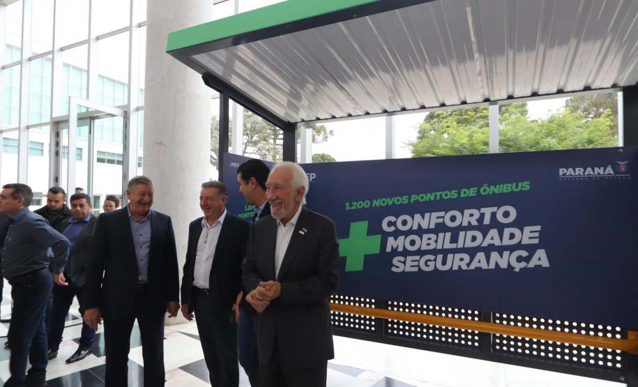 Trinta municípios paranaenses vão receber 1.200 novos abrigos de pontos de ônibus adquiridos pelo Governo do Estado por meio da Agência de Assuntos Metropolitanos do Paraná (Amep). O anúncio foi feito nesta terça-feira (22) pelo governador em exercício Darci Piana e envolve investimentos de R$ 7,4 milhões do orçamento estadual e de outros R$ 3,1 milhões de emendas indicadas por deputados estaduais.
