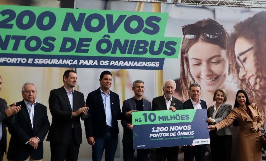 Trinta municípios paranaenses vão receber 1.200 novos abrigos de pontos de ônibus adquiridos pelo Governo do Estado por meio da Agência de Assuntos Metropolitanos do Paraná (Amep). O anúncio foi feito nesta terça-feira (22) pelo governador em exercício Darci Piana e envolve investimentos de R$ 7,4 milhões do orçamento estadual e de outros R$ 3,1 milhões de emendas indicadas por deputados estaduais.