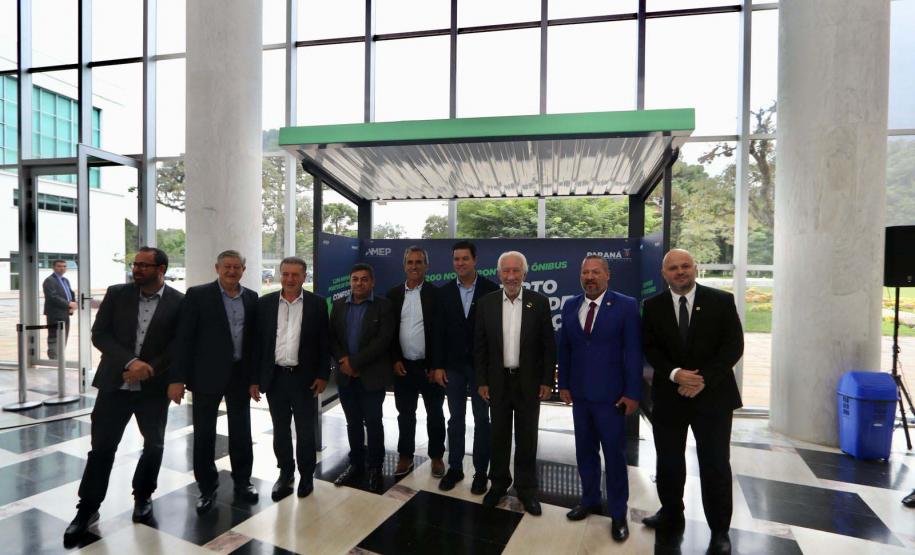 Trinta municípios paranaenses vão receber 1.200 novos abrigos de pontos de ônibus adquiridos pelo Governo do Estado por meio da Agência de Assuntos Metropolitanos do Paraná (Amep). O anúncio foi feito nesta terça-feira (22) pelo governador em exercício Darci Piana e envolve investimentos de R$ 7,4 milhões do orçamento estadual e de outros R$ 3,1 milhões de emendas indicadas por deputados estaduais.