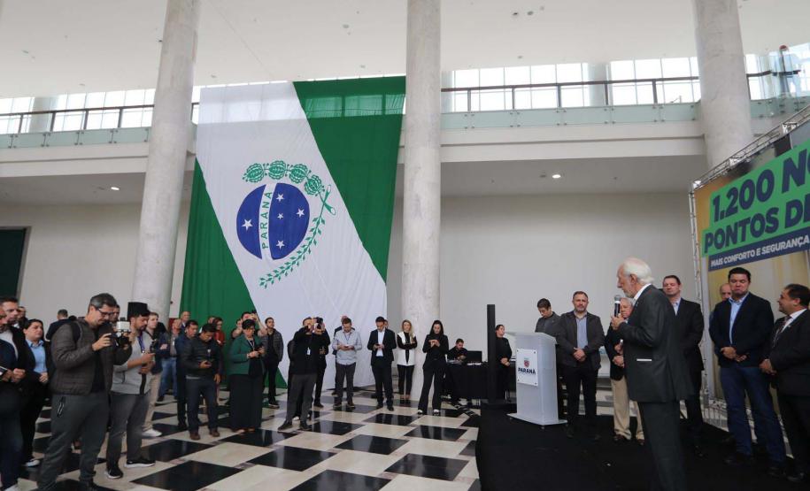 Trinta municípios paranaenses vão receber 1.200 novos abrigos de pontos de ônibus adquiridos pelo Governo do Estado por meio da Agência de Assuntos Metropolitanos do Paraná (Amep). O anúncio foi feito nesta terça-feira (22) pelo governador em exercício Darci Piana e envolve investimentos de R$ 7,4 milhões do orçamento estadual e de outros R$ 3,1 milhões de emendas indicadas por deputados estaduais.