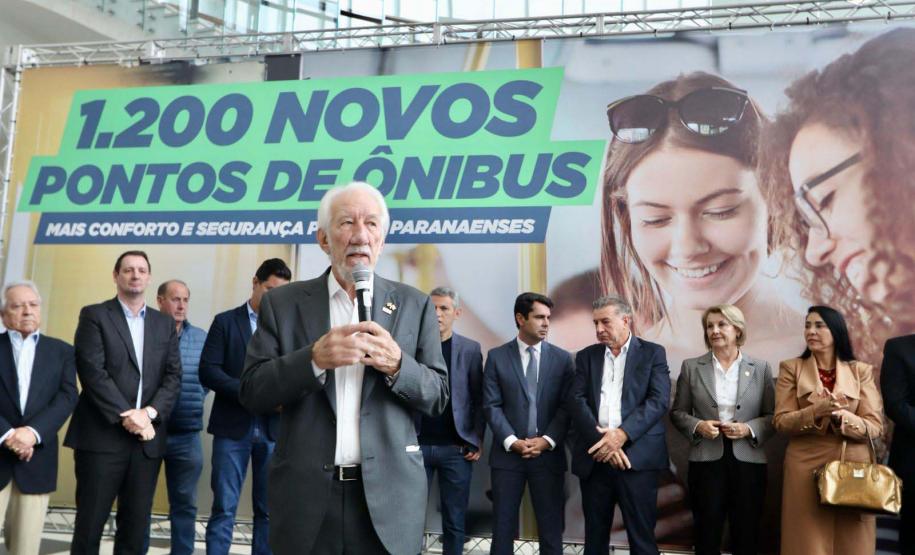 Trinta municípios paranaenses vão receber 1.200 novos abrigos de pontos de ônibus adquiridos pelo Governo do Estado por meio da Agência de Assuntos Metropolitanos do Paraná (Amep). O anúncio foi feito nesta terça-feira (22) pelo governador em exercício Darci Piana e envolve investimentos de R$ 7,4 milhões do orçamento estadual e de outros R$ 3,1 milhões de emendas indicadas por deputados estaduais.