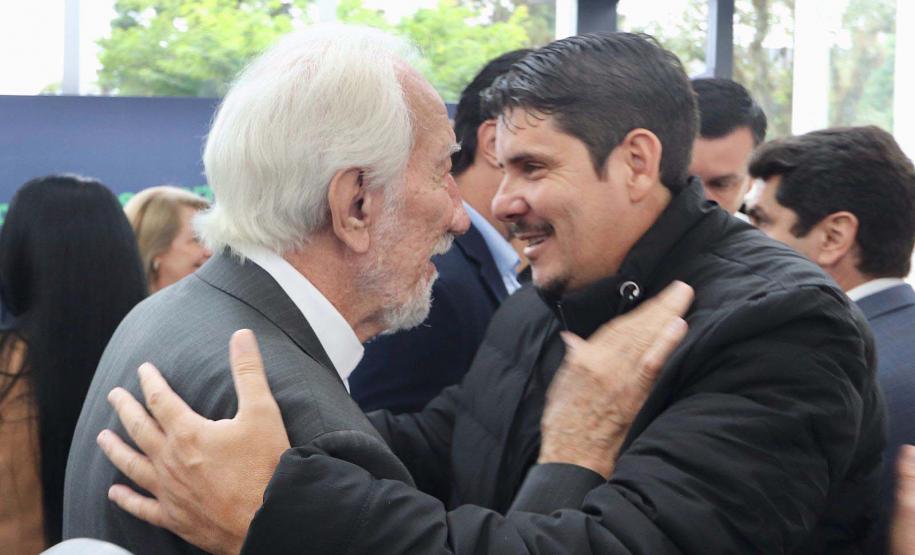 Trinta municípios paranaenses vão receber 1.200 novos abrigos de pontos de ônibus adquiridos pelo Governo do Estado por meio da Agência de Assuntos Metropolitanos do Paraná (Amep). O anúncio foi feito nesta terça-feira (22) pelo governador em exercício Darci Piana e envolve investimentos de R$ 7,4 milhões do orçamento estadual e de outros R$ 3,1 milhões de emendas indicadas por deputados estaduais.