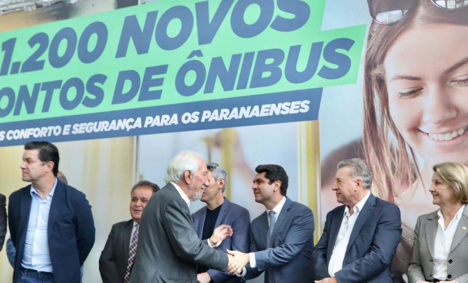 Trinta municípios paranaenses vão receber 1.200 novos abrigos de pontos de ônibus adquiridos pelo Governo do Estado por meio da Agência de Assuntos Metropolitanos do Paraná (Amep). O anúncio foi feito nesta terça-feira (22) pelo governador em exercício Darci Piana e envolve investimentos de R$ 7,4 milhões do orçamento estadual e de outros R$ 3,1 milhões de emendas indicadas por deputados estaduais.
