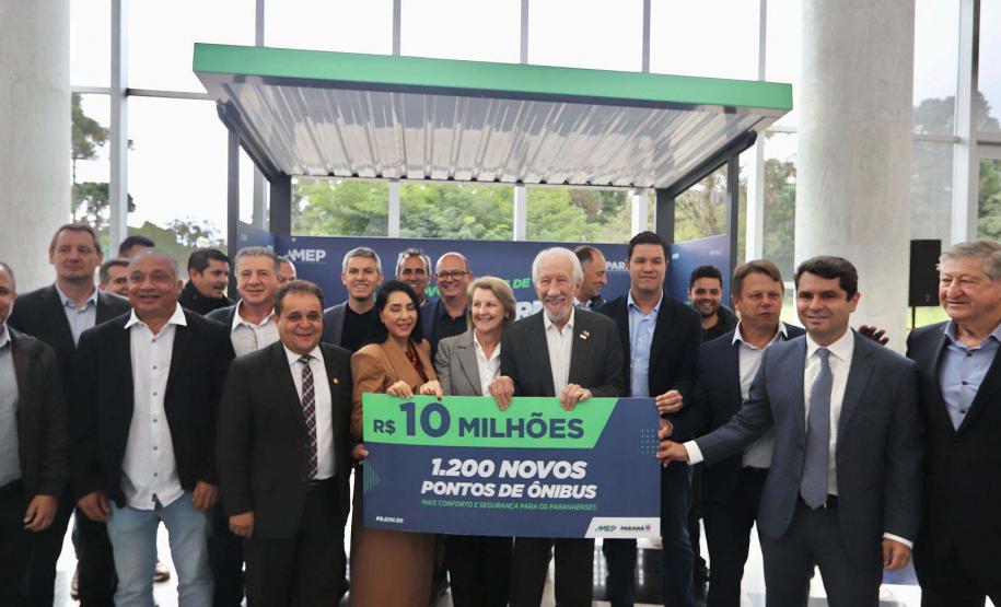 Trinta municípios paranaenses vão receber 1.200 novos abrigos de pontos de ônibus adquiridos pelo Governo do Estado por meio da Agência de Assuntos Metropolitanos do Paraná (Amep). O anúncio foi feito nesta terça-feira (22) pelo governador em exercício Darci Piana e envolve investimentos de R$ 7,4 milhões do orçamento estadual e de outros R$ 3,1 milhões de emendas indicadas por deputados estaduais.