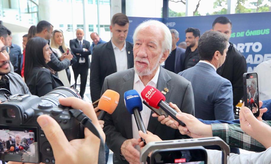 Trinta municípios paranaenses vão receber 1.200 novos abrigos de pontos de ônibus adquiridos pelo Governo do Estado por meio da Agência de Assuntos Metropolitanos do Paraná (Amep). O anúncio foi feito nesta terça-feira (22) pelo governador em exercício Darci Piana e envolve investimentos de R$ 7,4 milhões do orçamento estadual e de outros R$ 3,1 milhões de emendas indicadas por deputados estaduais.