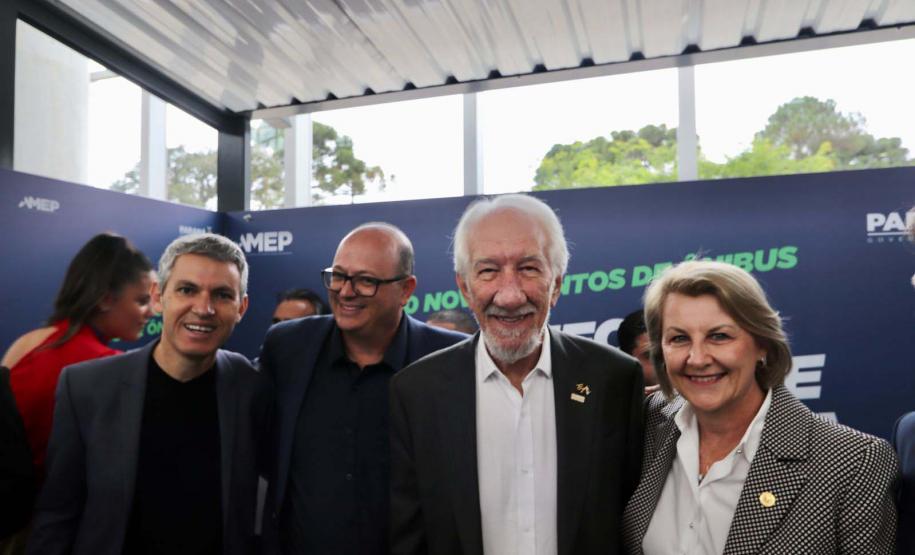 Trinta municípios paranaenses vão receber 1.200 novos abrigos de pontos de ônibus adquiridos pelo Governo do Estado por meio da Agência de Assuntos Metropolitanos do Paraná (Amep). O anúncio foi feito nesta terça-feira (22) pelo governador em exercício Darci Piana e envolve investimentos de R$ 7,4 milhões do orçamento estadual e de outros R$ 3,1 milhões de emendas indicadas por deputados estaduais.