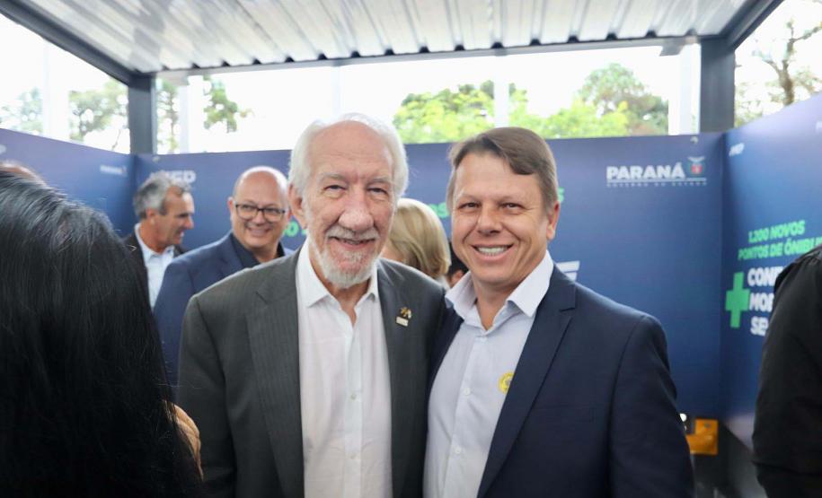 Trinta municípios paranaenses vão receber 1.200 novos abrigos de pontos de ônibus adquiridos pelo Governo do Estado por meio da Agência de Assuntos Metropolitanos do Paraná (Amep). O anúncio foi feito nesta terça-feira (22) pelo governador em exercício Darci Piana e envolve investimentos de R$ 7,4 milhões do orçamento estadual e de outros R$ 3,1 milhões de emendas indicadas por deputados estaduais.