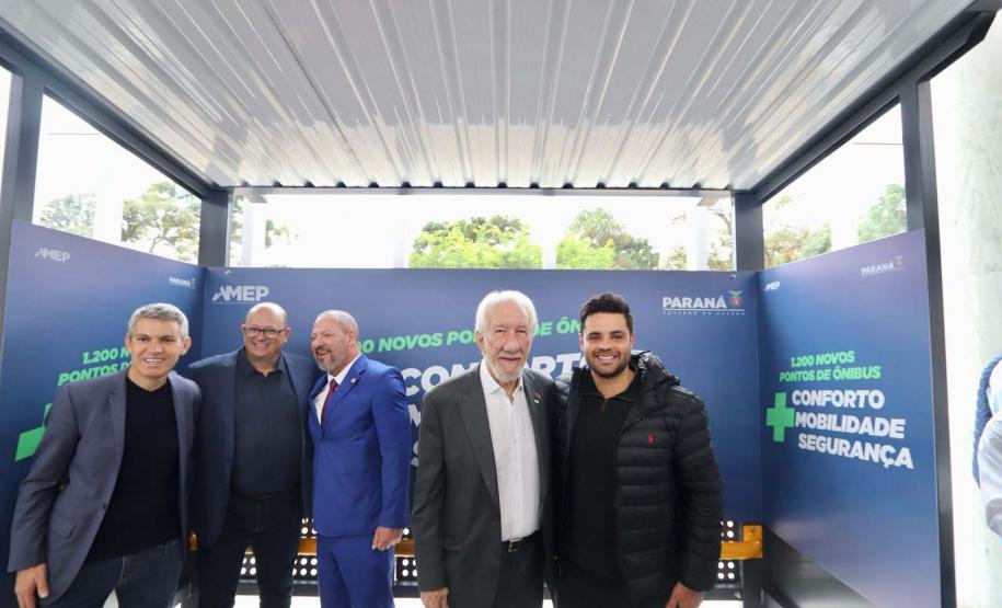 Trinta municípios paranaenses vão receber 1.200 novos abrigos de pontos de ônibus adquiridos pelo Governo do Estado por meio da Agência de Assuntos Metropolitanos do Paraná (Amep). O anúncio foi feito nesta terça-feira (22) pelo governador em exercício Darci Piana e envolve investimentos de R$ 7,4 milhões do orçamento estadual e de outros R$ 3,1 milhões de emendas indicadas por deputados estaduais.